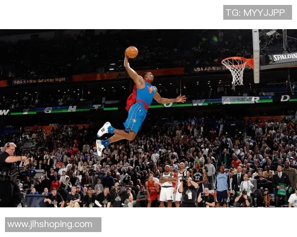 姚明在篮球场上的精彩瞬间：扣篮技艺与力量的完美结合