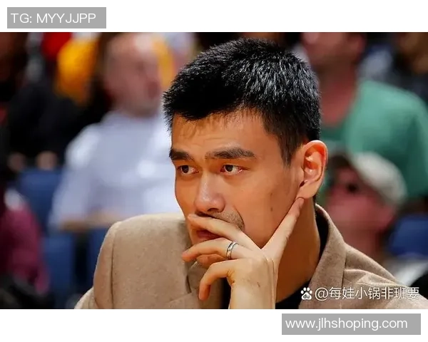 路人神似姚明引发热议网友纷纷点赞称其为人间巨人